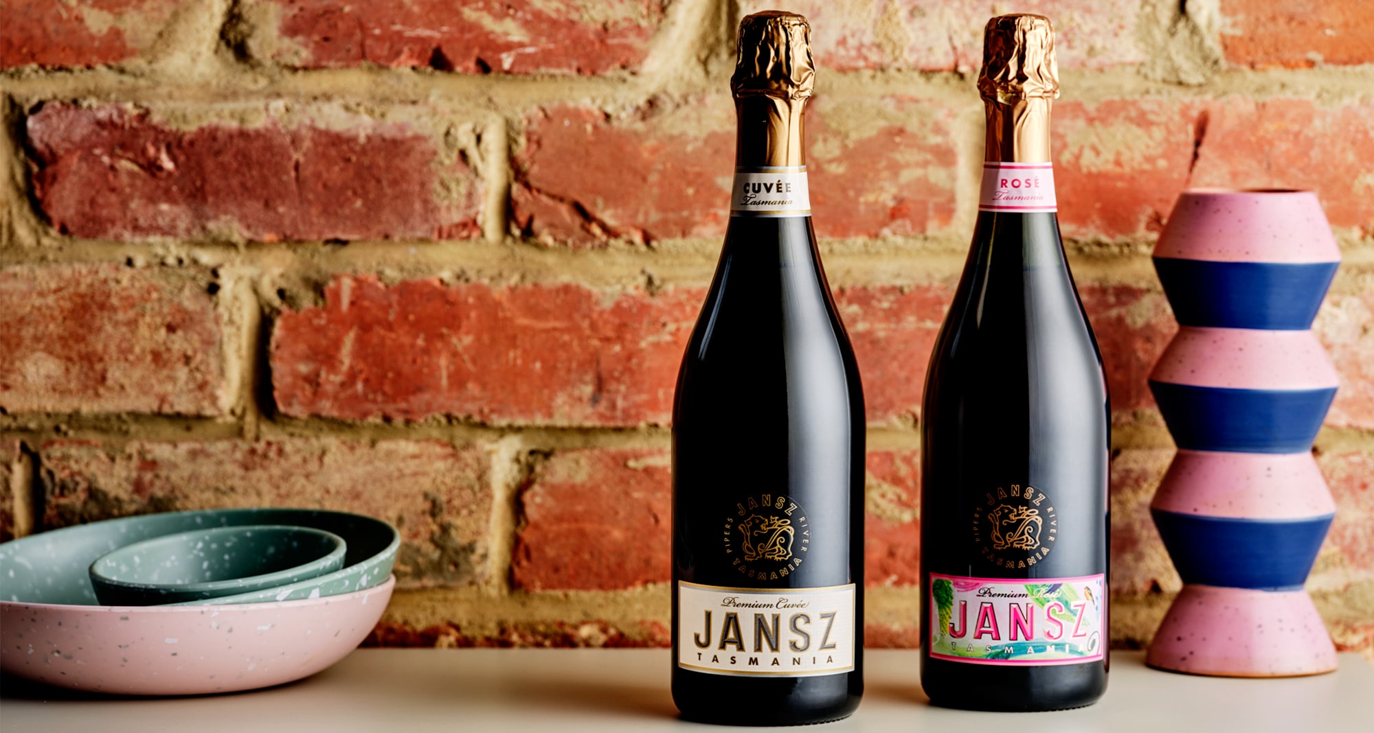 https://www.vinocorpperu.com/images/bodegas/jansz/JanszTasmanialandscape-min.jpg